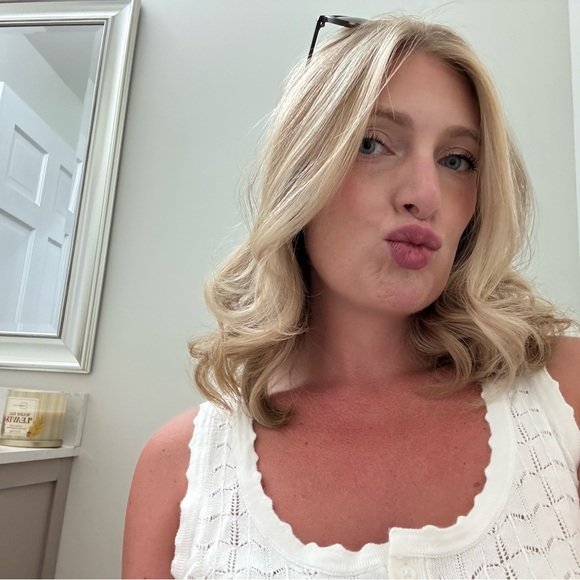 Meet your Posher, Ariel - Picture 3 of 3